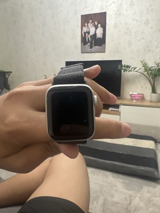 Продам apple watch se 40 mm серый цвет в хорошем стостоянии.