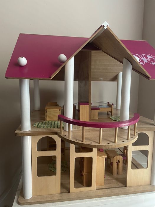 Дървена къща с мебели