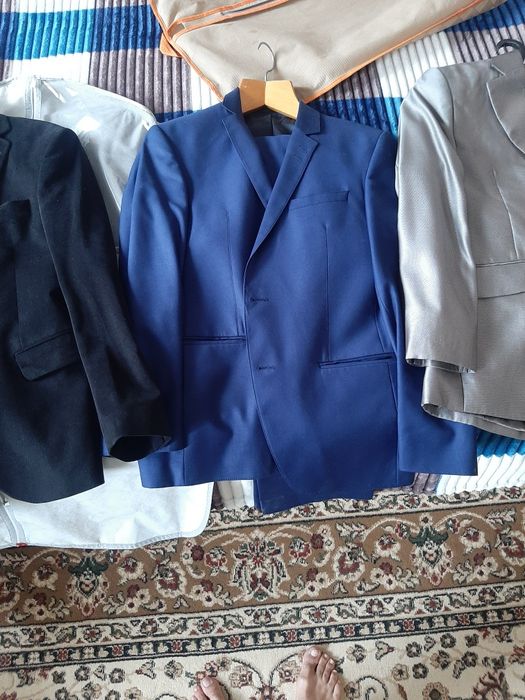 Продам 3 костюма, размеры 44/46