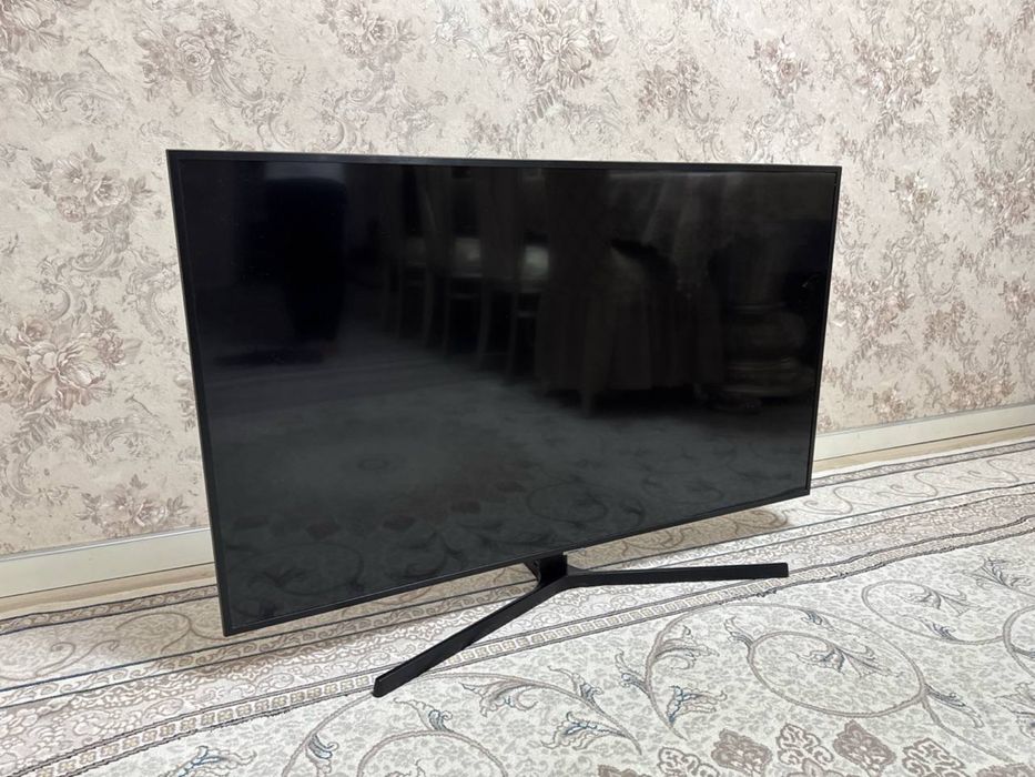 Samsung 55 talik Smart TV ekrani ketgan