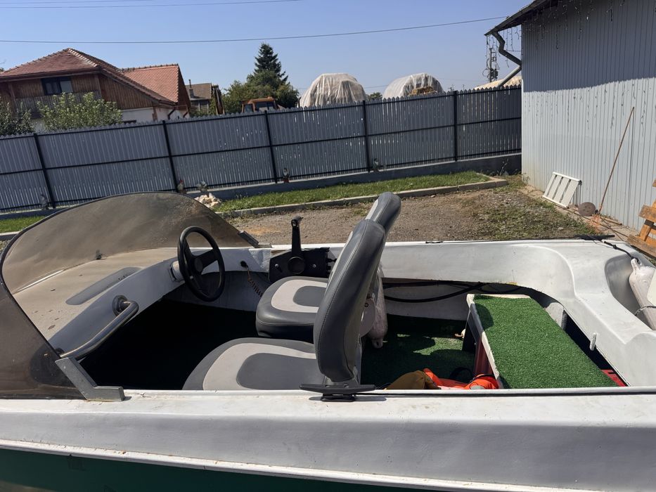 Vand barca cu motor johnson