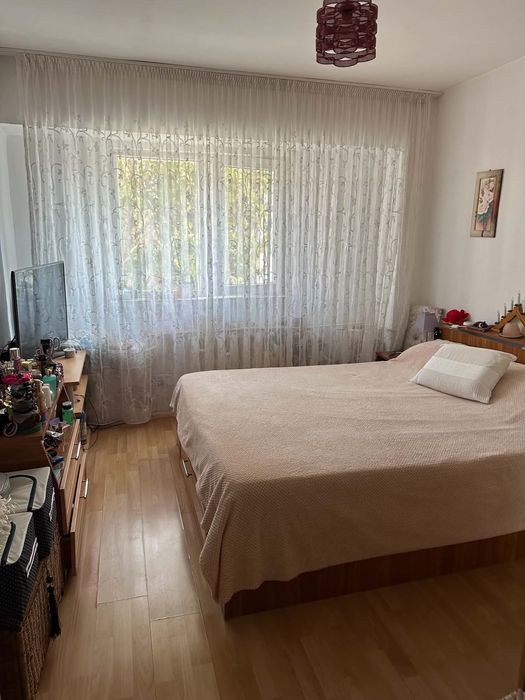 Persoana fizica VAND un apartament de 2 camere in Zona Mazepa 1, Bloc Alun, etaj 2, Galati. Exclus agentiile. Tel 0745343535