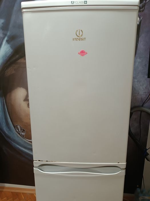 Продавам хладилник с фризер