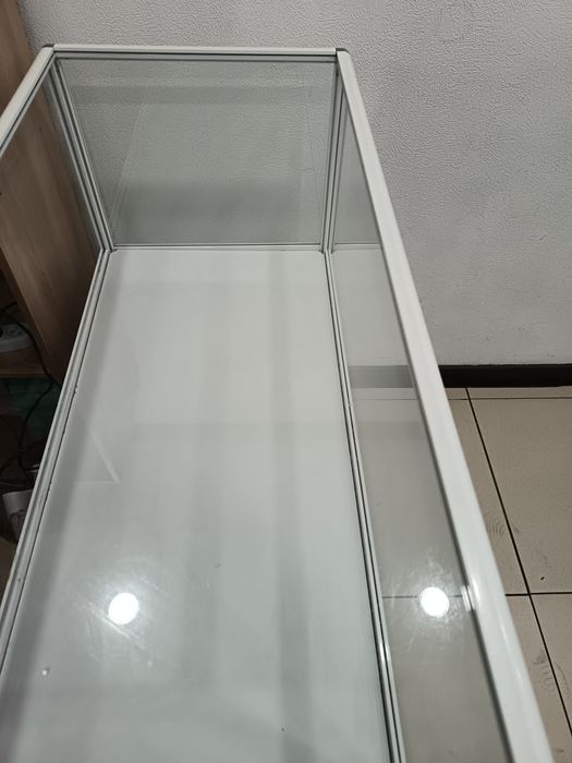 Витрина стеклянная белая. Витрина торговая. Торговое оборудование