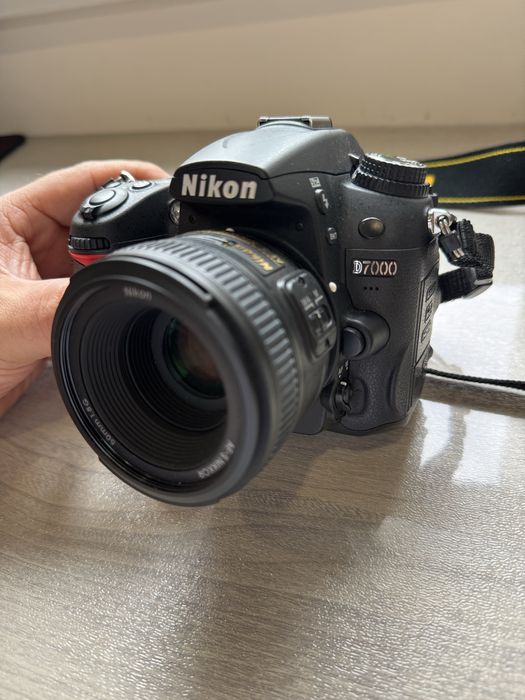 Цифровой фотоаппарат Nikon D7000 с линзой 1.8-50мм