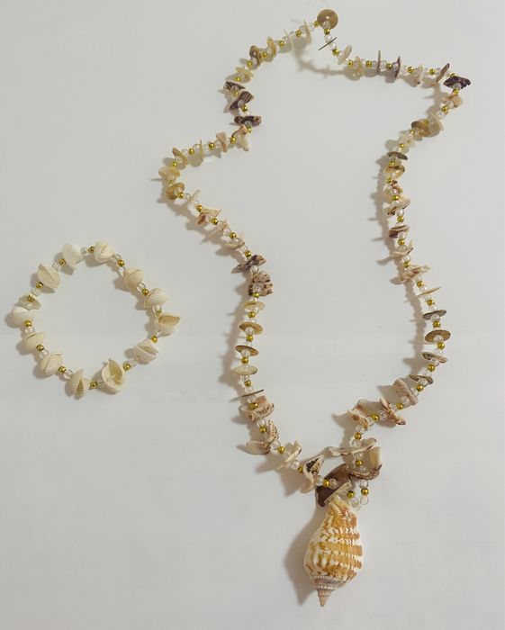 Colier și brățară din scoici.