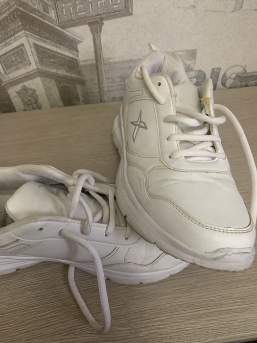 Кроссовки  белые  37