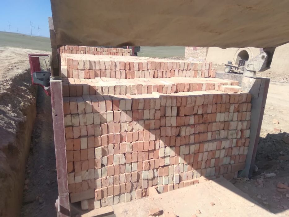 Красный жженый кирпич