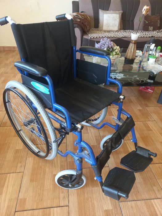 Cărucior pentru persoane cu handicap nefolosit