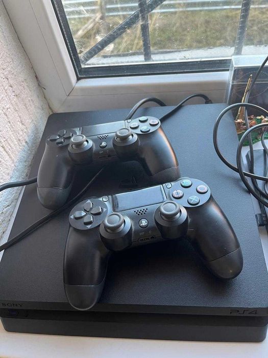 Продается PS4 новый, два джойстика в комплекте
