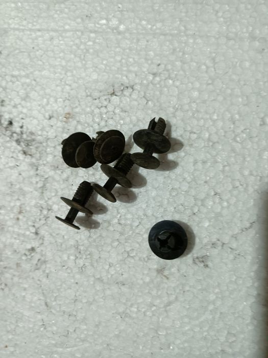 Крепежи за Мерцедес 124