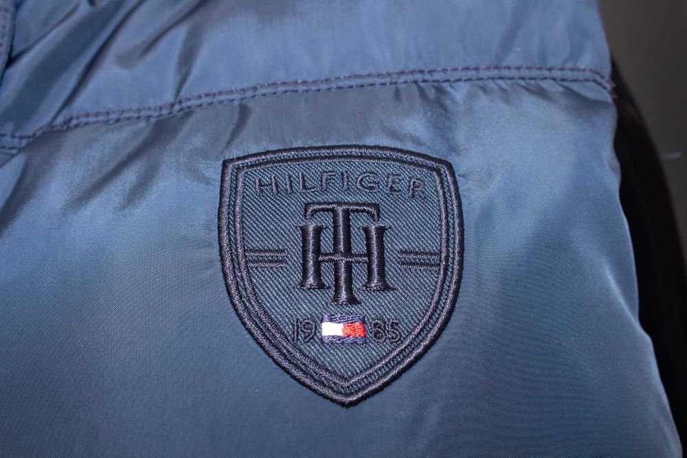 Tommy Hilfiger оригинална дамска пухена грейка син елек с пух и пера М