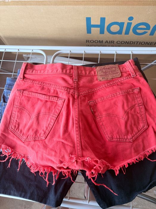 Продавам комплект от 7 чифта къси дънкови панталони на Levi's. Идеални за лятото!