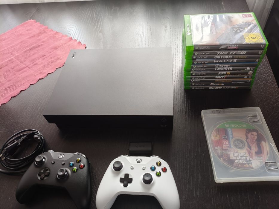 Xbox one x 1 tb + 13 jocuri