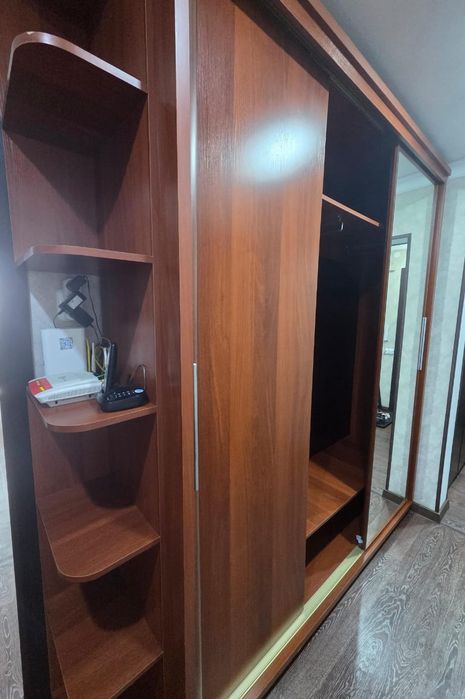 Продается шкаф в прихожую.