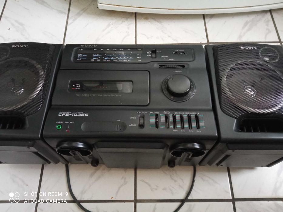 Радиокасетофон Сони.