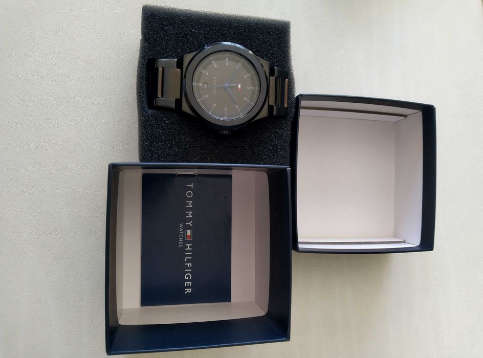 Часовник tommy hilfiger черен