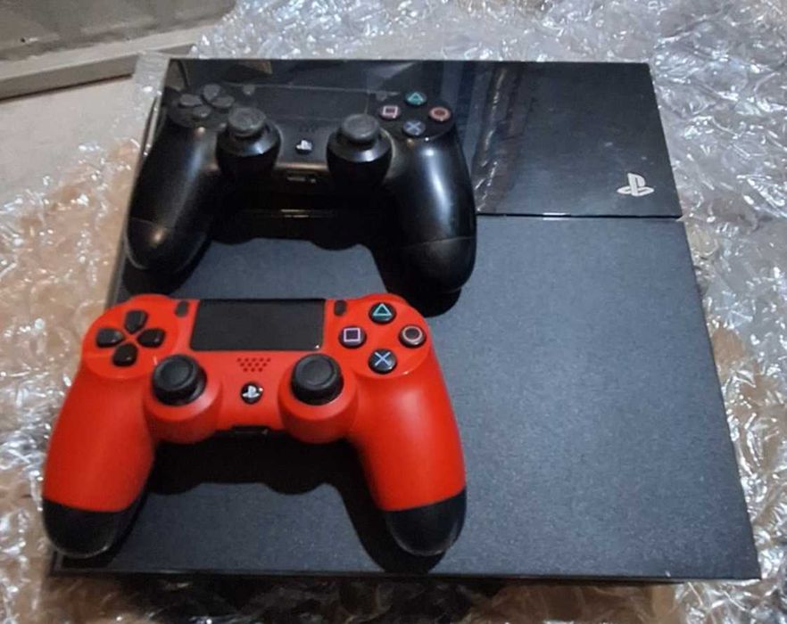 Sony Playstation 4 + 2 оригинални джойстика (ПРОМО цена 240лв)