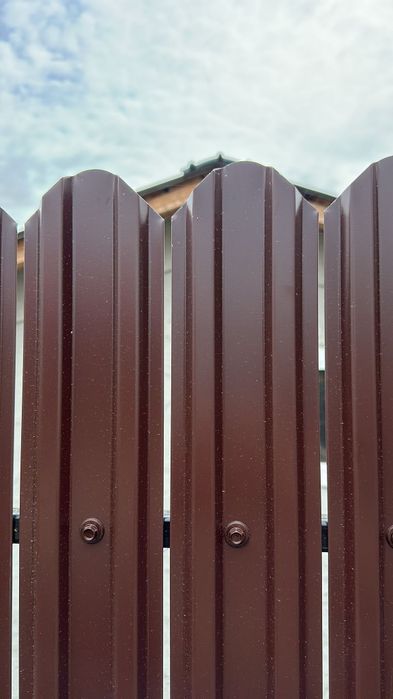 Vând sipcă metalică de gard