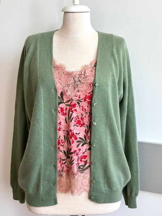 Мека кашмирена блуза в разкошен зелен цвят