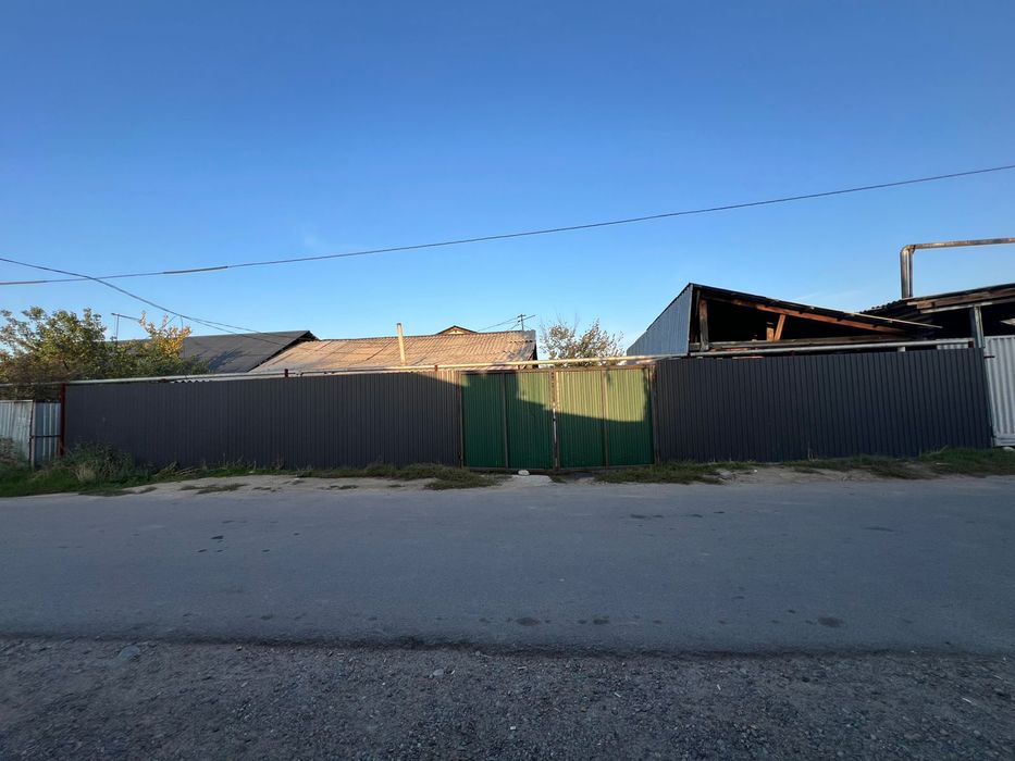 Квартира өткізіледі. Пол дома, 3 бөлме , кухня, коридоры бар.