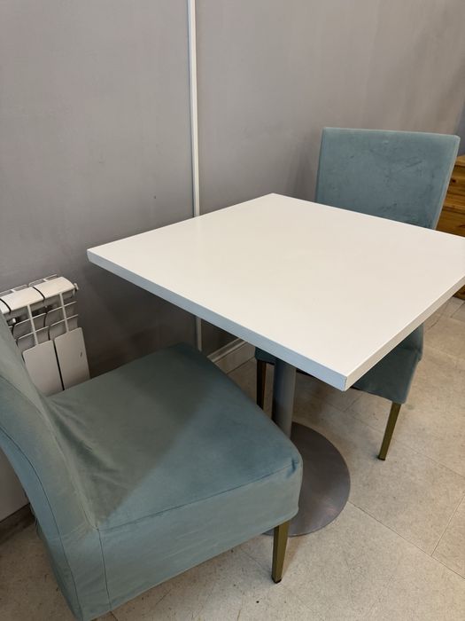 Стол и стулья для кафе