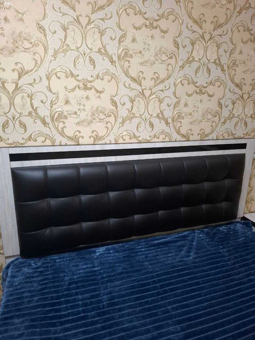 Кровать и две тумбочки