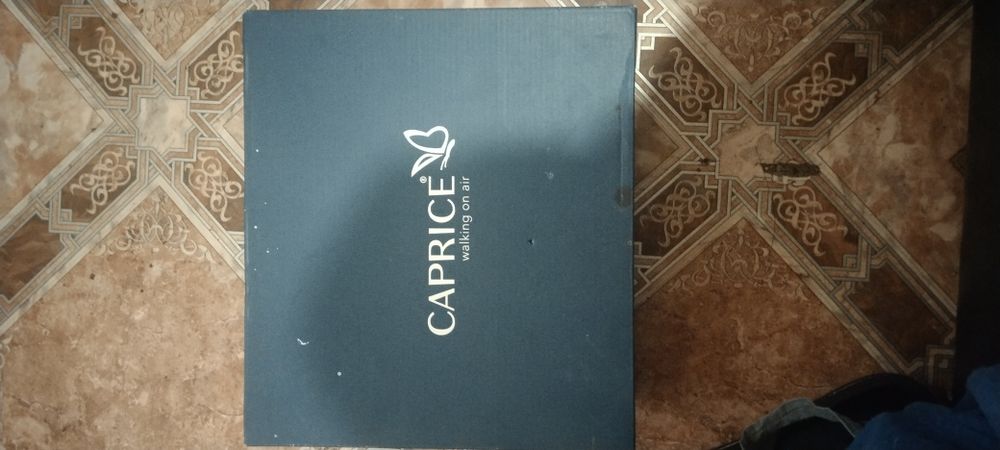 Продам зимнию обувь caprise