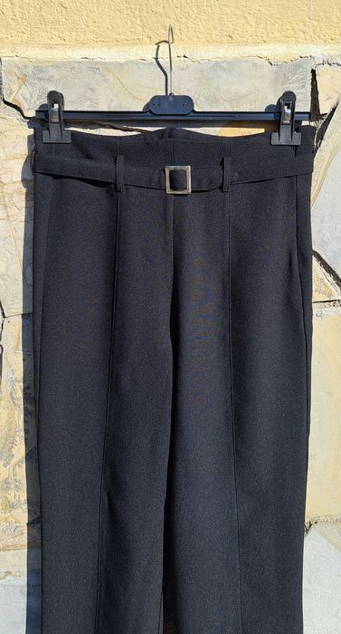 Прав панталон с цепка отстрани
Висока талия и подвижен колан