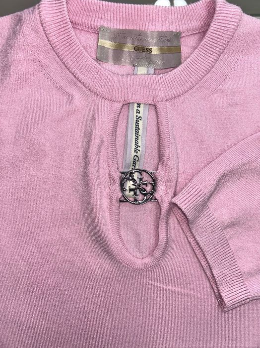 Тениска Guess с метално лого