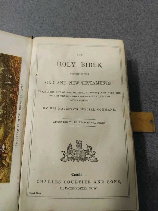 Biblia / Biblie veche, an 1880,  engleza, pagini aurite pe lateral + incuietoare, Coperta piele, 14x9x3 cm