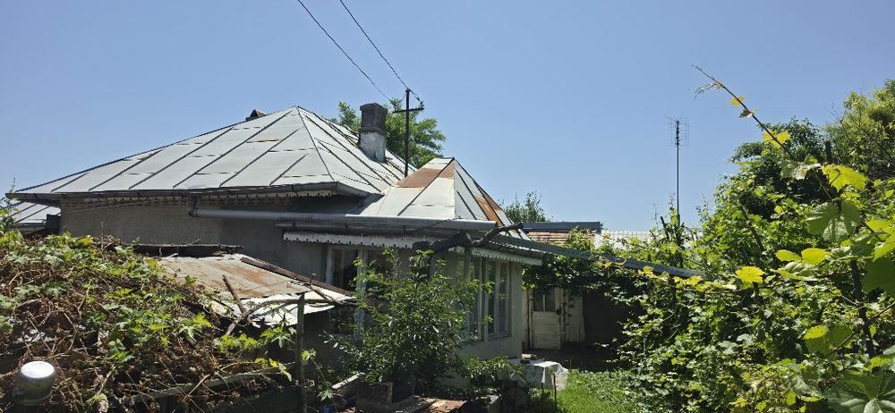 Teren intravaliat cu casa Husi