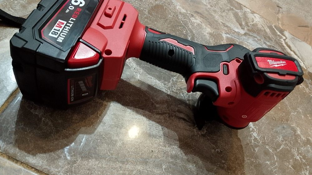 Mini flex milwaukee cu baterie de 6a NOU