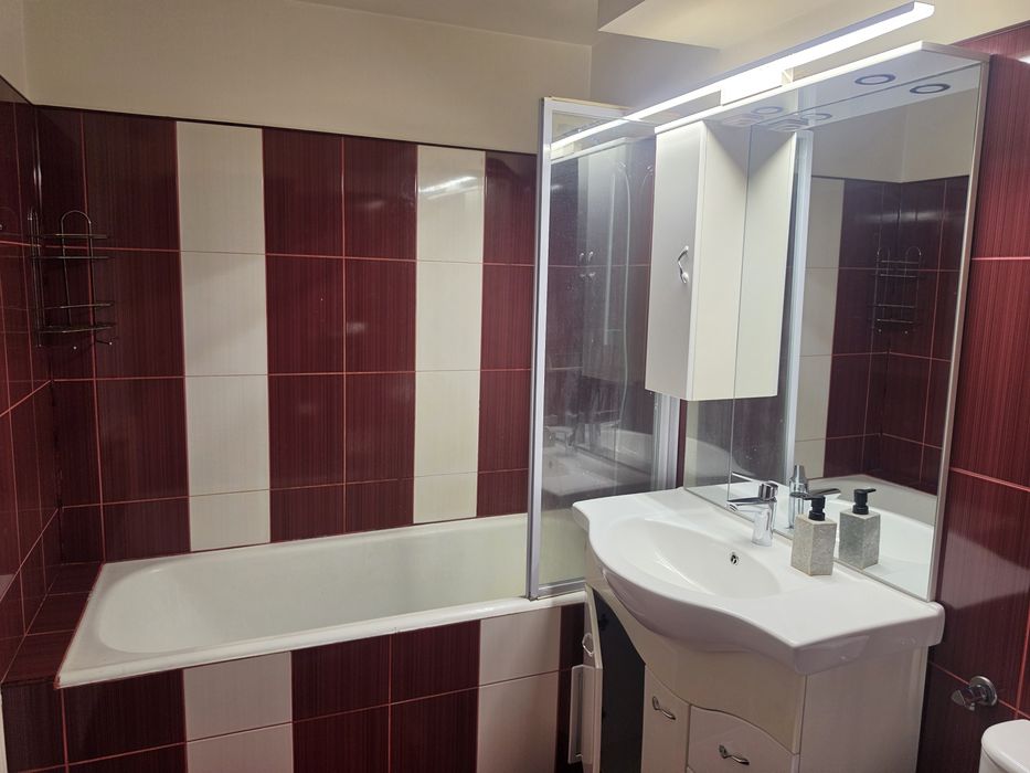 Inchiriez apartament 4 camere (80mp)