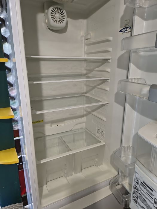Vand frigider Beko defect