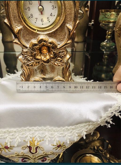 Продается часы с двумя вазочками для комода.