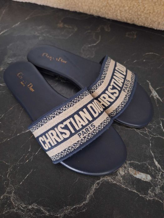 Продавам чехли, носени броени пъти