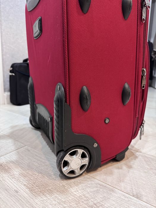Чемодан дорожный M размер