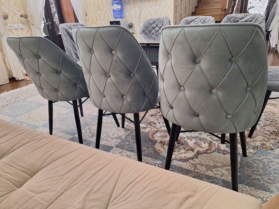 Стол ва 8та стул сотилади, чехоли билан бирга. Стол размери узгаради