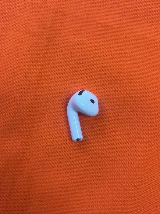 Левое ухо Airpods 4