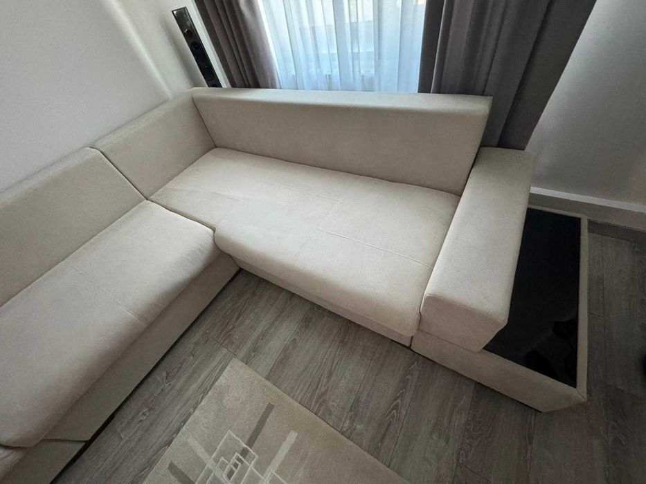 Coltar living pe stanga