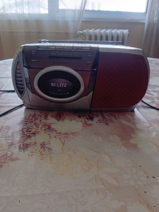 Радиокасетофон Елит,Работещ,само със усилването има проблем