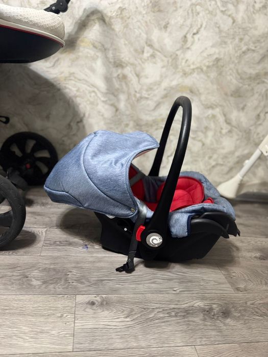 Продаю универсальную каляску (торг есть)