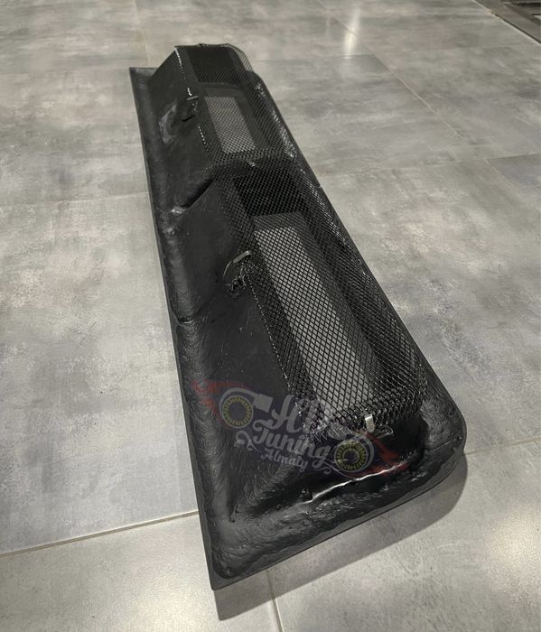 Универсальная вставка в капот