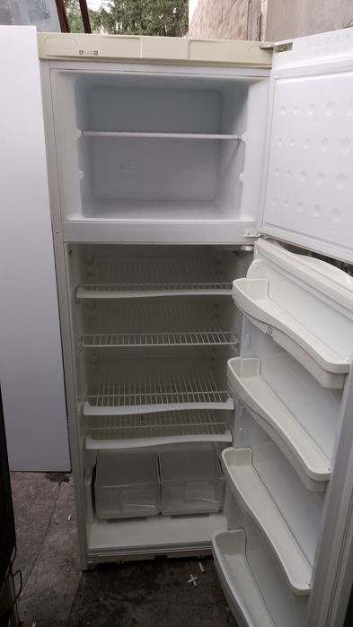 Frigider cu congelator,2 uși funcțional