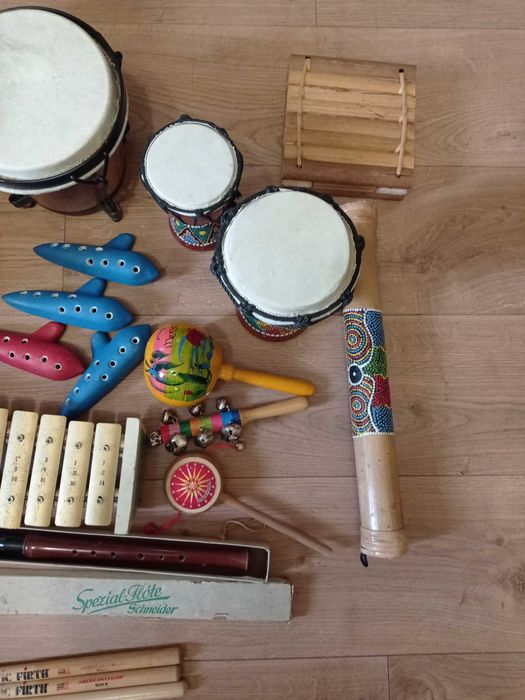Музикални инструменти - флейти, тамбури и други.