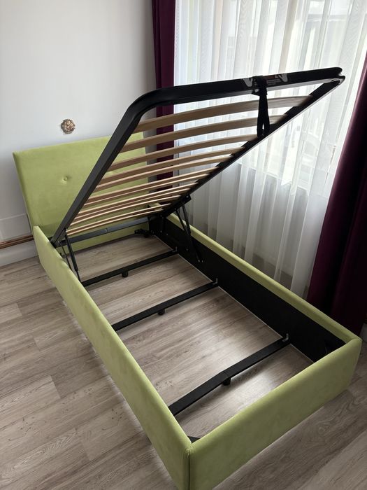 Pat cu saltea 90 x 200 ca nou din Italia