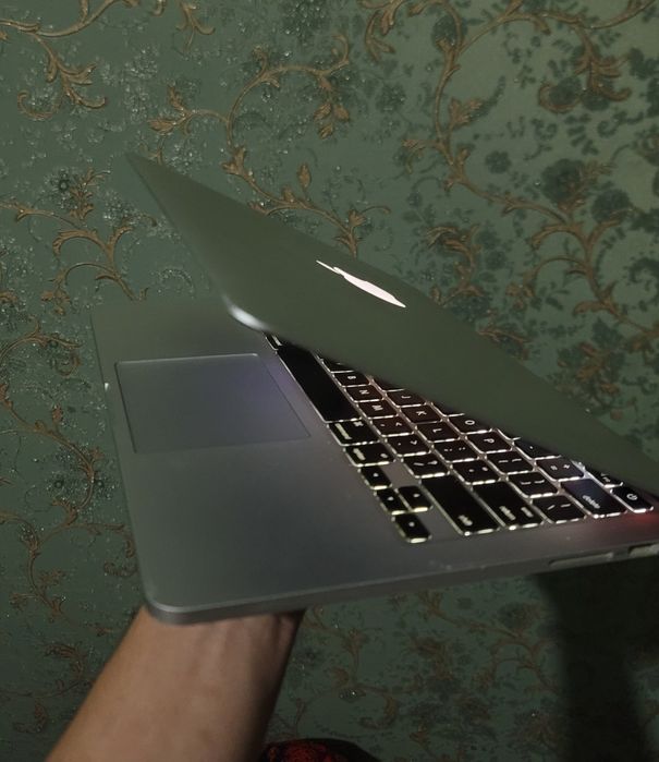 MacBook Pro  core i5 sirochni sotiladi