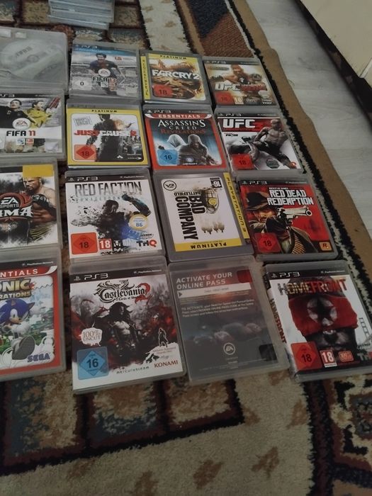 Vând ps 3 cu 30 de jocuriii  + consola