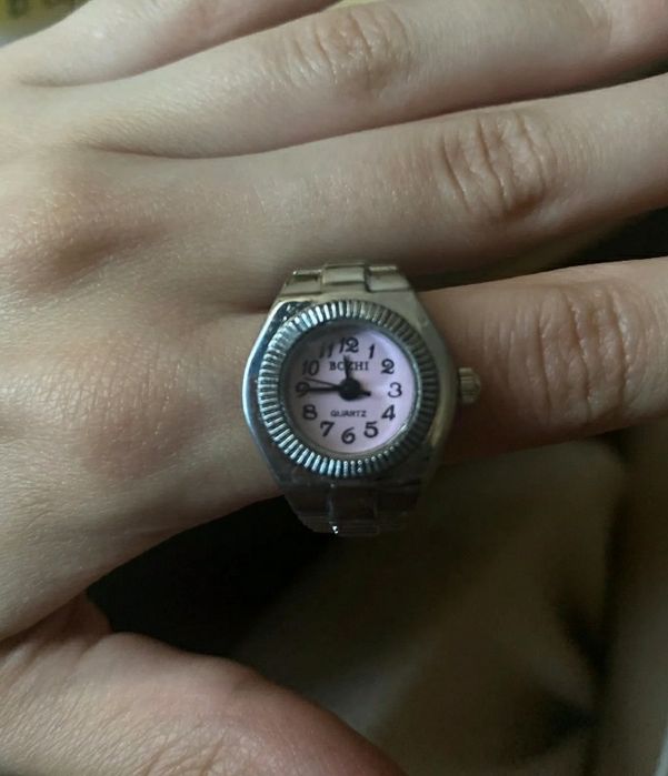 Мини часовник за пръст